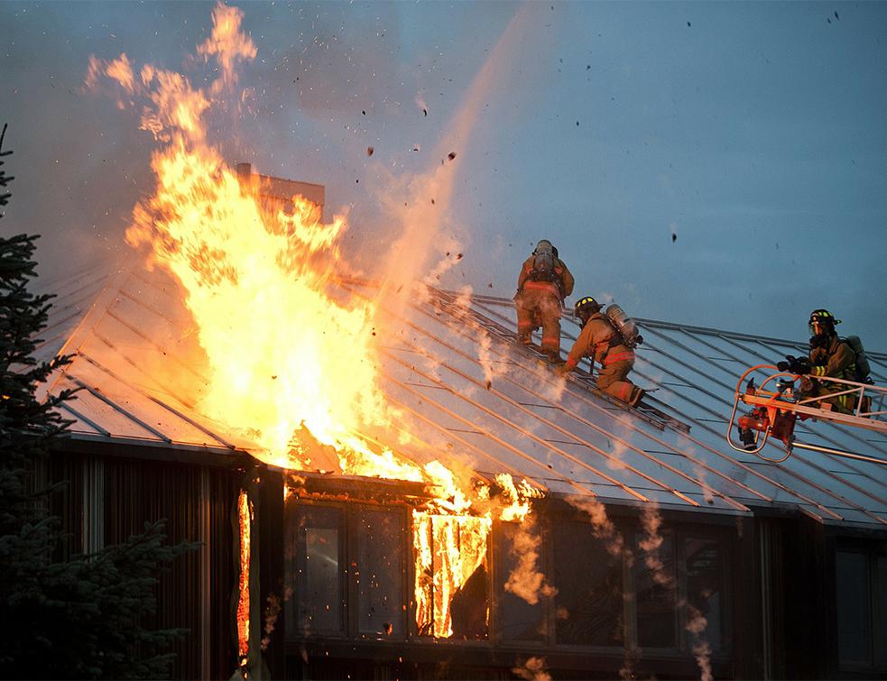 BUKTI POŽAR KOD INĐIJE: Cela kuća u plamenu, vlasnik sa opekotinama prevezen u bolnicu
